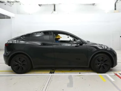 Tesla MODELY