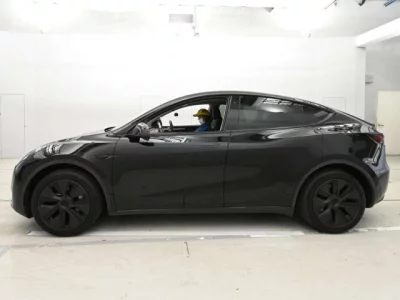 Tesla MODELY