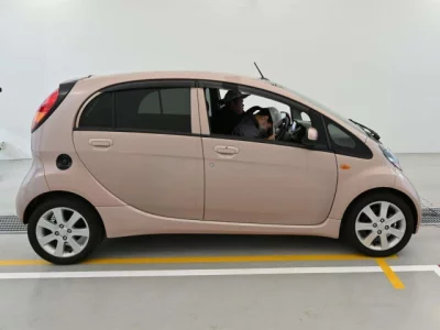 Mitsubishi i