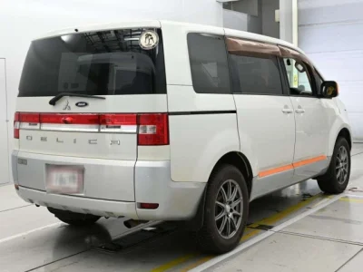 Mitsubishi Delica D:5