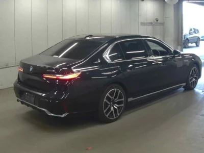 BMW i7