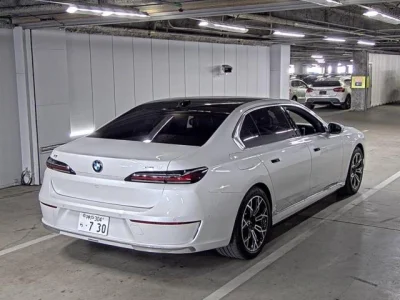 BMW i7