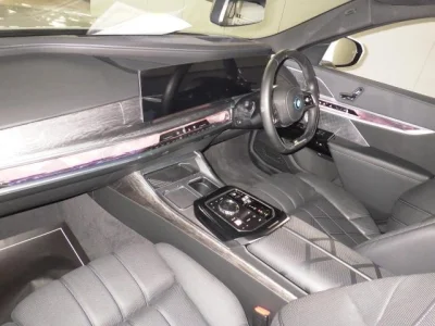 BMW i7
