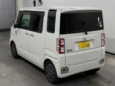 Toyota Pixis Mega