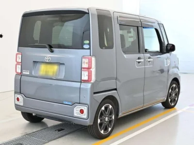 Toyota Pixis Mega