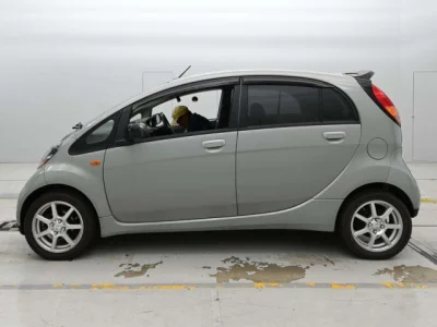 Mitsubishi i