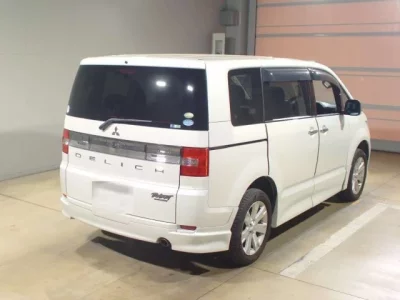 Mitsubishi DELICA D5