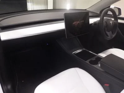 Tesla MODELY