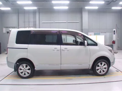 Mitsubishi DELICA D5