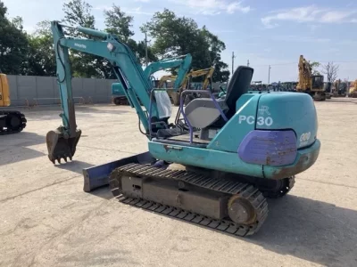 KOMATSU PC30-7E