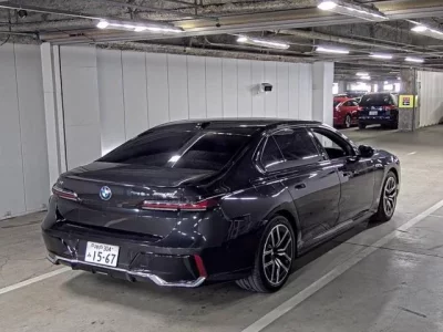 BMW i7