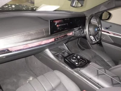 BMW i7