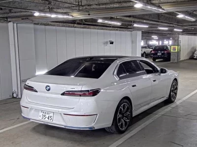 BMW i7
