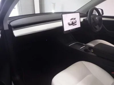 Tesla MODELY