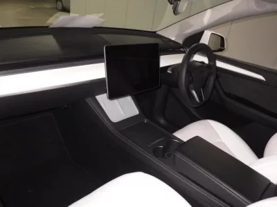Tesla MODELY