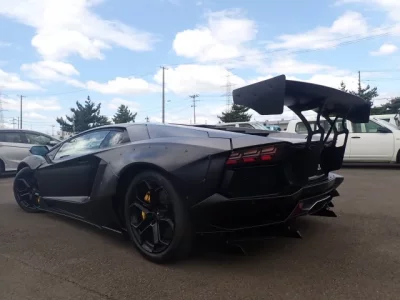 Lamborghini AVENTADOR