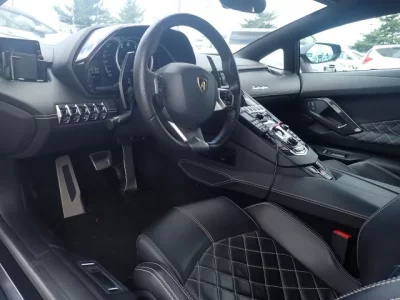 Lamborghini AVENTADOR