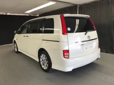 Toyota ISIS