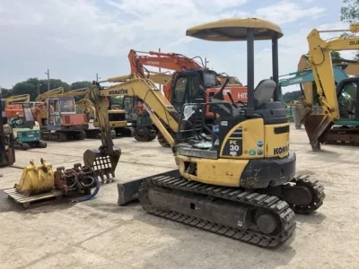 KOMATSU PC30MR-3