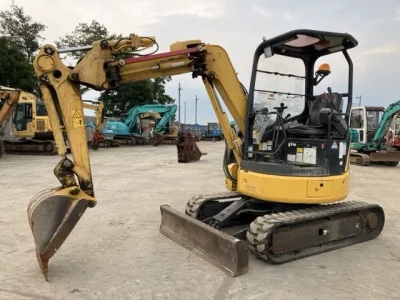 KOMATSU PC30UU-6