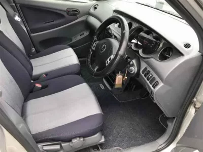 Daihatsu YRV