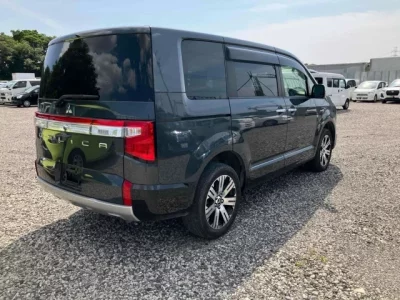 Mitsubishi DELICA D5