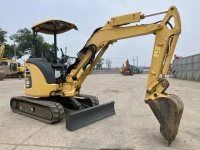 KOMATSU PC30MR-3