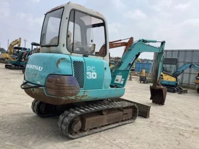 KOMATSU PC30-7