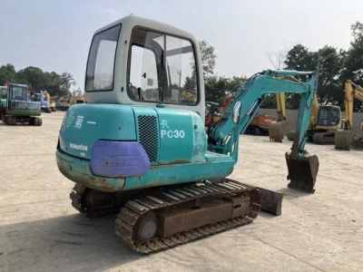 KOMATSU PC30-7E