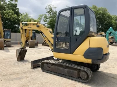 KOMATSU PC30-7E
