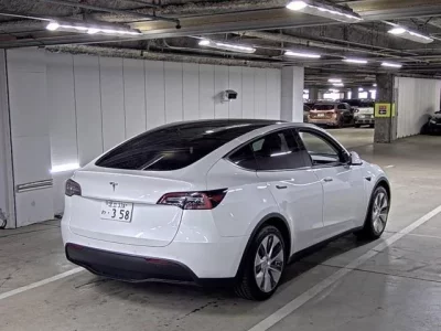 Tesla MODELY