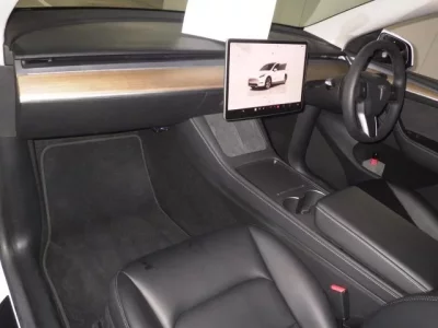 Tesla MODELY
