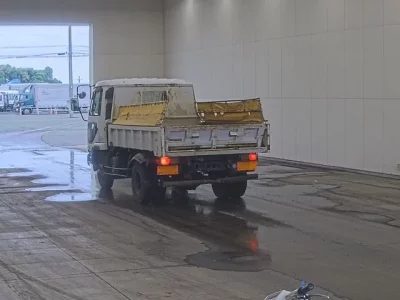 Nissan TRUCK