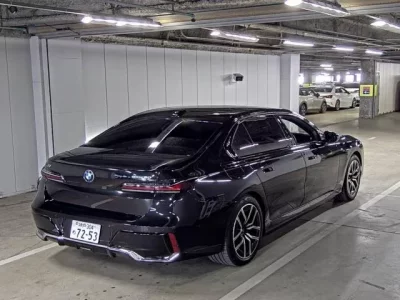 BMW i7