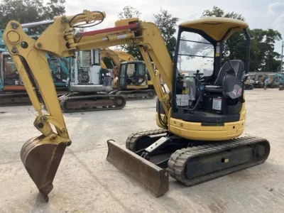 KOMATSU PC30UU-5