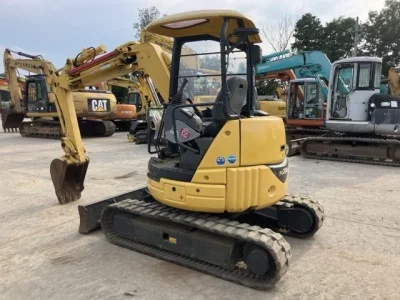 KOMATSU PC30UU-5