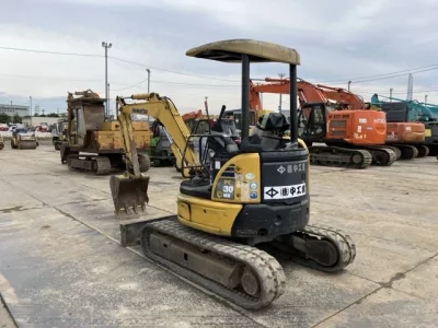 KOMATSU PC30MR-2
