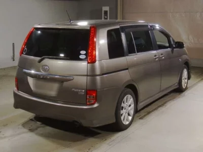 Toyota ISIS
