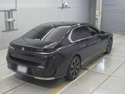BMW i7
