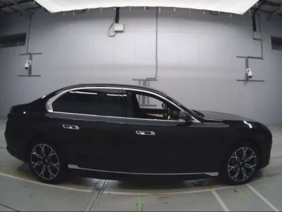 BMW i7