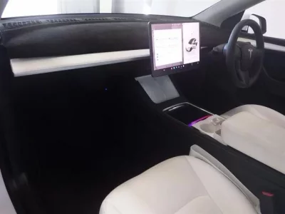 Tesla MODELY